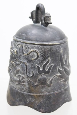 Auktion 371<br>Bronze-Glocke, China, Reliefdekor, ca. H-18,5cm D-13,5cm [1]