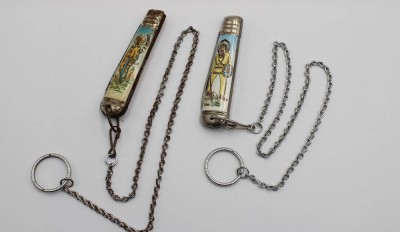 Auktion 371<br>2x Taschenmesser aus den 50/60er Jahren, Indianermotive, 1x starke Altersspuren, je ca. L-8cm(14cm) [1]