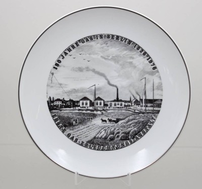 Auktion 371<br>Ansichtenteller, KPM Berlin, Erste Gas-Erleuchtungs-Anstalt, 70er Jahre, ca. D-24,5cm [1]