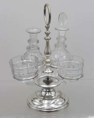 Auktion 371<br>Menage um 1900, versilberter Halter,  ein Fehlteil, Glas mit Bestossungen, ca. H-26cm [1]