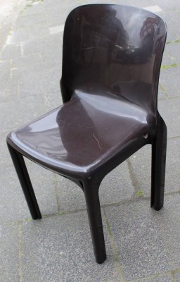 Auktion 371<br>brauner Selene-Stuhl, entworfen von Vico Magistretti für Artemide im Jahr 1968,  Kunststoff, ca. H-75cm Sh-44,5cm, Gebrauchsspuren [1]