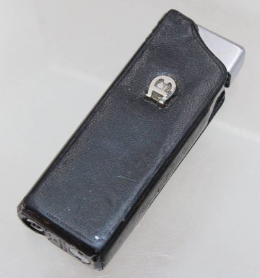 Auktion 371<br>Feuerzeug, Aigner-Ledermantel, älter, Gebrauchsspuren, ca. H-6,8cm [1]