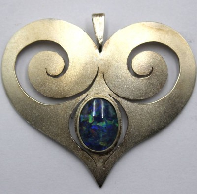 Auktion 371<br>gr. herzförmiger Anhänger, 835er Silber mit Opal, ca. 17,5gr., ca. 5,5 x 6cm [1]