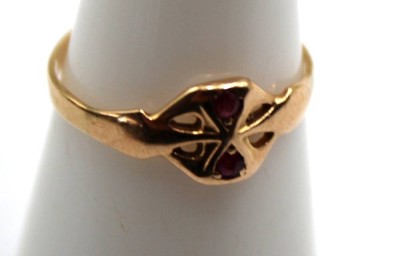 Auktion 371<br>feiner Goldring um 1900, Gold um 14 K geprüft, 2 kl. Rubine, ca. 1,4gr., RG 52/53 [1]