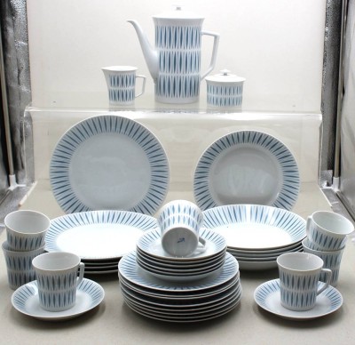 Auktion 371<br>Restservice, Fürstenberg, blau/weiß, 60er Jahre, Kaffeekern, 7x Tassen, 7x U.T., 5x flache Teller, 6x tiefe Teller, 8x Kuchenteller, [1]