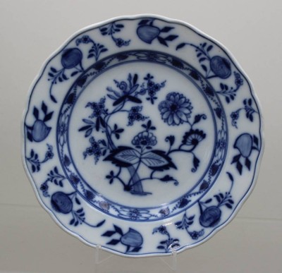 Auktion 371<br>Teller, Meissen, Schwertermarke, Zwiebelmuster, 2 Schleifstriche, D-24cm [1]