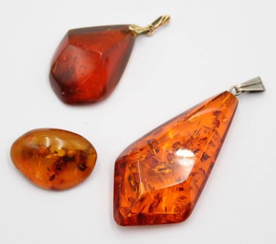 Auktion 371<br>2x div. Bernsteinanhänger sowie eine Brosche, zus. ca. 28gr. [1]