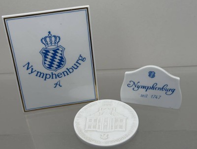 Auktion 371<br>2 Tresenaufsteller, 1 Plakette 