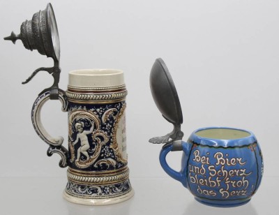 Auktion 371<br>2x div. Bierkrüge, 1x mit Spruch, Zinndeckel, ca. H-14 u. 24,5cm [1]