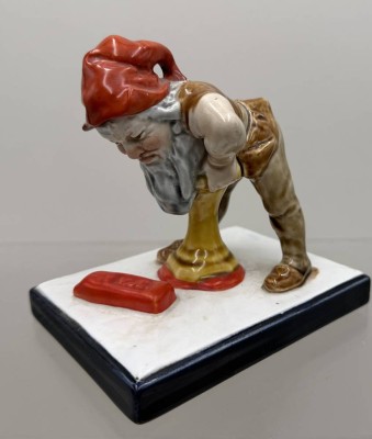 Auktion 371<br>Antiker Briefbeschwerer in Form eines Zwerges, der einen Brief versiegelt. Villeroy & Boch um 1900, H-11 cm [1]