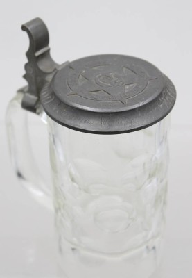 Auktion 371<br>Bierkrug aus Glas mit einem Zinndeckel von der Pschorr Bräu München, um 1820, ca. H-16,8cm [1]