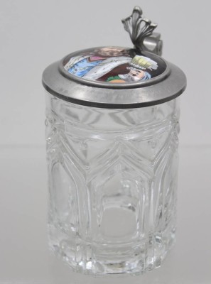 Auktion 371<br>antiker Bierkrug mit einem handbemalten Porzellaneinsatz im Zinndeckel,  