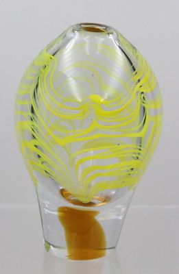 Auktion 371<br>Kunstglas-Vase, wohl Entworfen von Ivo Rozsypal, gelbe Fadeneinschmelzungen, ca. H-15cm [1]