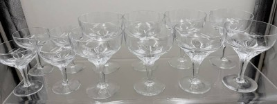 Auktion 371<br>19 hochwertige Gläser von Franz Wittwer  aus der Serie Eroika , 8x Sektschalten bzw. Cocktail-Gläser, (H-15 cm, D-10,5 cm), 5x Weingläser (H-11 cm, D-8 cm, 6x Likör-Gläser?, (H-15 cm, D-4 cm), mundgeblasen, handegschliffen, Blütendekor [1]
