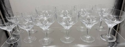 Auktion 371<br>19 hochwertige Gläser von Franz Wittwer  aus der Serie Eroika , 8x Sektschalten bzw. Cocktail-Gläser, (H-15 cm, D-10,5 cm), 5x Weingläser (H-11 cm, D-8 cm, 6x Likör-Gläser?, (H-15 cm, D-4 cm), mundgeblasen, handgeschliffen, Blütendekor [1]