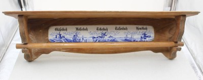 Auktion 371<br>antiker Holzhandtuchhalter mit einer blauen und weißen Kachel im Delfter Stil, um 1900, ca. 22 x 69 x 16cm [1]