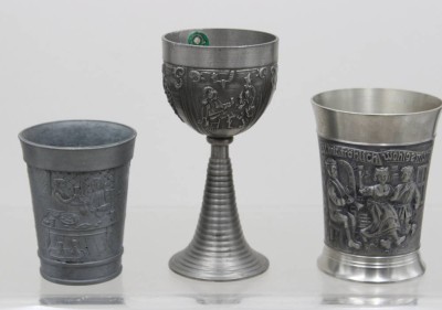Auktion 371<br>3 Teile Zinn, neuzeitl., zus. ca. 670gr. , ca. D-8 bis 14cm [1]