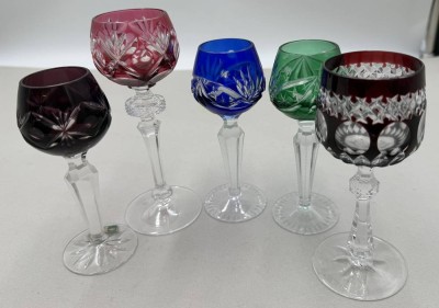 Auktion 371<br>5x div. kl. Buntglas- Weingläser bzw. Desertweingläser, mit Schliff [1]