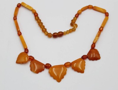 Auktion 371<br>Bernstein-Collier, älter, 13,6gr., 1x beschädigt, L-40cm [1]