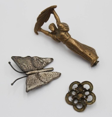Auktion 371<br>3tlg. Konvolut, 2x alter Schmuck (1x fehlen Steine) und 1x Deckelfigur, ca. L-6,5cm [1]
