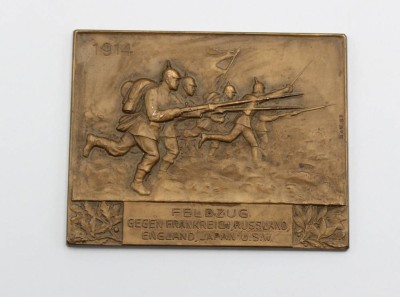Auktion 371<br>Bronze-Plakette, FELDZUG GEGEN FRANKREICH, RUSSLAND, ENGLAND, JAPAN U.S.W., 1. WK, Firma Mayer & Wilhelm in Stuttgart, ca. 5,2 xc 6,5cm [1]