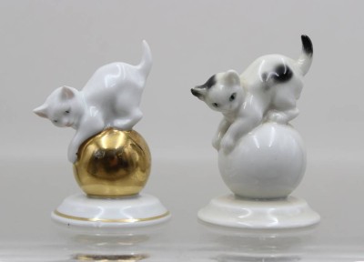 Auktion 371<br>2x Rosenthal Katzen auf Kugel, entw. von Franz Nagy, 1x Standplatte mit Chip, ca. H-6cm [1]
