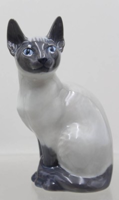 Auktion 371<br>Siam-Katze, Royal Copenhagen, Modelnr. 142.  ein Schleifstrich, H-19,5cm [1]