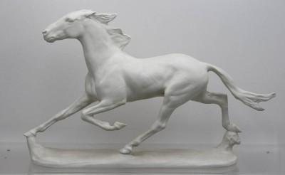 Auktion 371<br>Pferde im Trab, Entw. Albert Hinrich Hussmann (1874-1946), Rosenthal Classic Rose, Weißporzellan, ca. H-27,5cm L-47,5cm [1]