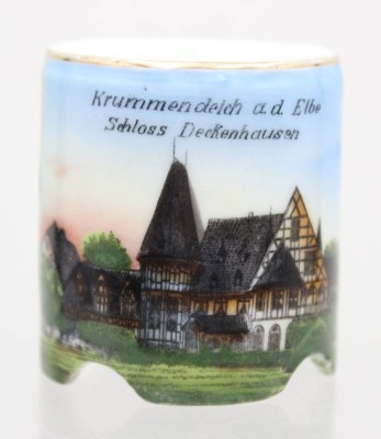 Auktion 371<br>Andenken-Eierbecher mit dem Motiv von Schloss Deckenhausen in Krummendeich an der Elbe, ca. H-5cm [1]