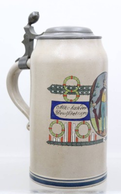 Auktion 371<br>Bierkrug um 1900, mit Spruch, Zinndeckel mit Ziermonogramm,  Daumemnraster verbogen, ca. H-27cm [1]