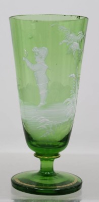 Auktion 371<br>Mary-Gregory-Glas in Dunkelgrün mit weißer Emailmalerei, oberer Rand bestossen, ca. H-16cm [1]