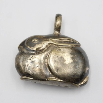 Auktion 371<br>figürliche Baby-Rassel, Hase, älter, versilbert,  4,5 x 5cm [1]