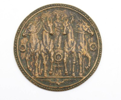 Auktion 371<br>runde Bronze-Plakette, älter, Streitwagen, ca. D-6cm [1]