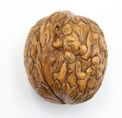 Auktion 371<br>beschnitzte Walnuss (Hediao), Mönche, China, alter ?, ca. 3,8cm [1]