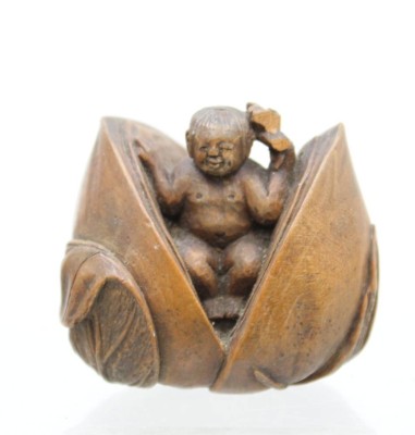 Auktion 371<br>japanische Netsuke-Schnitzerei aus Holz, älter, an Hand beschädigt, ca. H-3,5cm [1]