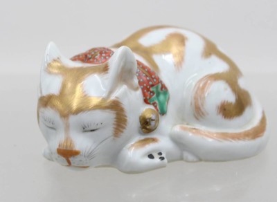Auktion 371<br>Kutani-Porzellanfigur einer schlafenden Katze, Japan, 20. Jhd., ca. H-4,5cm B-9,5cm [1]