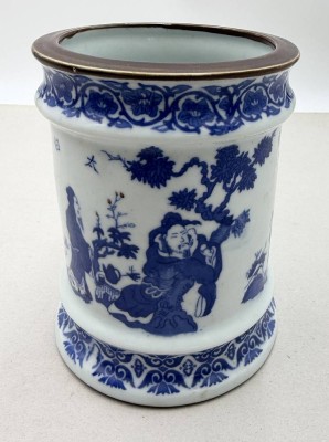 Auktion 371<br>zylindr. Gefäss mit blauen Dekor, China, 6 Zeichen Marke und Klebeetikett 