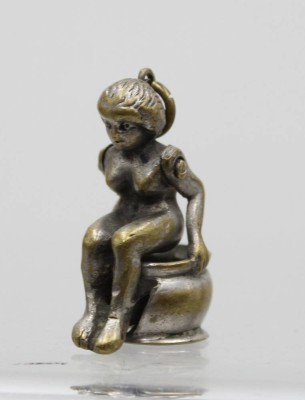Auktion 371<br>figürlicher antiken Zigarrenschneider, Mädchen auf Pinkelpott, Messing versilbert, berieben, ca.  H-3cm  D-1,2cm [1]