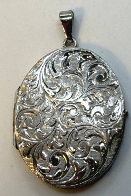 Auktion 371<br>Silber-835-  Medaillon, H-4 cm (mit Öse), B-2,5 cm, 11,13 gr [1]