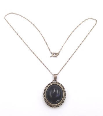 Auktion 371<br>Anhänger mit Lapis-Cabochon in Silberfassung , an 925er Silberkette, zus. ca. 14,2gr., Kette L-36cm Anh. L-3,8cm [1]