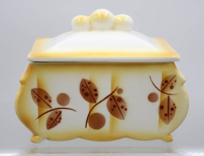 Auktion 371<br>Keramik-Deckeldose, Art Deco, Spritzdekor, 30er Jahre, ca. H-13,5cm B-18,5cm T-12cm [1]