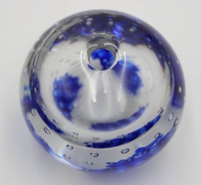 Auktion 371<br>runde Steckvase, blau/klar, ca. H-7,5cm D-9cm [1]