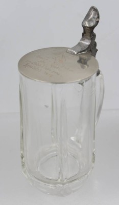Auktion 371<br>2x Bierkrüge um 1920, farbloses Glas, Deckel  1x Ziermonogramm und 1x Widmung Kegelclub 1925, ca. H-18 und 14cm [1]