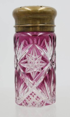 Auktion 371<br>Streuer, lila überfangen, älter, aufwendiger Schliff, ca. H-12cm [1]