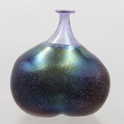 Auktion 371<br>Vase , Volcano-Serie, Entw.  Bertil Vallien, 1981 für  Kosta Boda, lüstrierend, ca. H-19cm B-18cm [1]