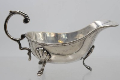 Auktion 371<br>versilberte Sauciere auf 3 Beinen, älter, ca. H-11cm L-19,5cm [1]