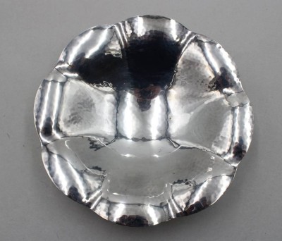Auktion 371<br>Schale auf Kugelfüssen, Quist, Hammerschlagdekor, H-5cm D-24cm [1]