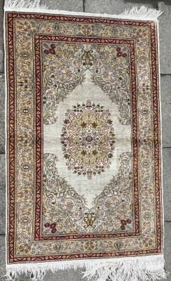 Auktion 371<br>Seidenteppich, wohl Hereke, 70x110 cm [1]