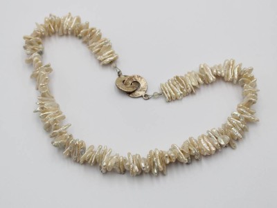 Auktion 371<br>Perlmutt-Halskette, Silberschließe, ca. L-45cm [1]