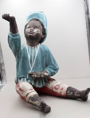Auktion 371<br>gr. Deko-Figur, sitzender Junge, wohl Stuck? , bemalt, stark berieben, ca. H-58cm  L-50cm [1]